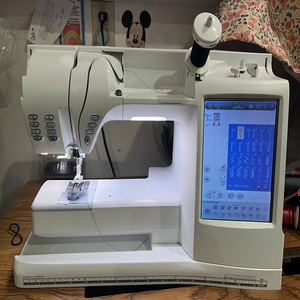 Máquina de Coser y Bordar Computarizada Husqvarna Viking Designer SE con Estuche y Pedal, Lista para la Venta - Product Image 1