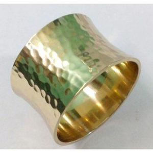 Anneaux de serviette en laiton martelé faits à la main de luxe avec des accents de perles en bois pour les mariages, les restaurants, la décoration de Noël - Product Image 1