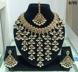 Lo último en collar de gargantilla de fantasía chapada en oro a la moda con motivo antiguo con mangtikka y pendientes y conjunto de joyería para mujer - Product Image 4