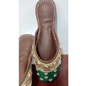 Zapatos Khuossa de trabajo con corte de cuero puro para mujer, ropa informal de verano cómoda y suave con influencias tradicionales Punjabi - Product Image 6