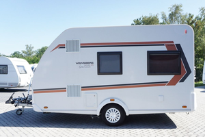 Mini-caravane noire en forme de larme avec salle de bain et cuisine pour le camping et les voyages, disponible à la vente - Product Image 4