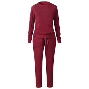 Cuello redondo Diseño de invierno Su propio logotipo Sublimación Conjunto de dos piezas Chándal de chándal para mujer - Product Image 1