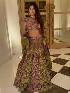 Beau concepteur Lehenga Choli avec fil et broderie de séquence parfait pour les fêtes de mariage célébrations traditionnelles - Product Image 3