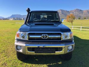 2022 Toyota Land Cruiser Pickup Conduite à droite Hardtop SUV 8L Boîte de vitesses automatique AWD ACC R19 Tissu Dark Gas Essence Options - Product Image 2