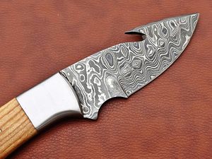 Cuchillo desollado de acero de Damasco Tang completo con hoja de punto de caída Gancho de tripa forjado a mano Refuerzo de acero sólido Soporte OEM - Product Image 5