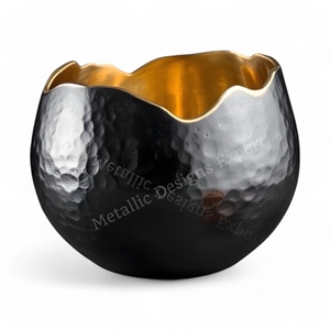 Elegante portavelas votivo de metal martillado negro y dorado único para decoración navideña o servicio - Product Image 1