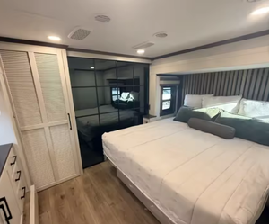 รถบ้านมือสองราคาประหยัด ปี 2025 2024 2023 รุ่น CHEROKEE 294BH Forest Rivers Fifth Wheel RVs รถพ่วงสำหรับเดินทาง รถบ้านเคลื่อนที่ - Product Image 3