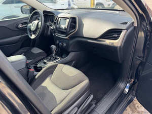 Voiture d'occasion abordable Jeep Cherokee Sport 2015 conduite à gauche - Product Image 2