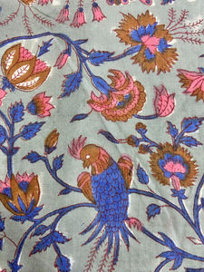 Tela de Algodón Estampada a Mano con Diseños de Aves y Flores Vintage, Textiles Botánicos Vintage en Inglés y Francés - Product Image 3