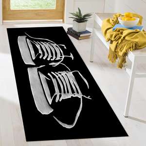Tapis graphique noir et blanc motif baskets : Décoration moderne pour chambre de jeune, Tapis en chenille - Product Image 3