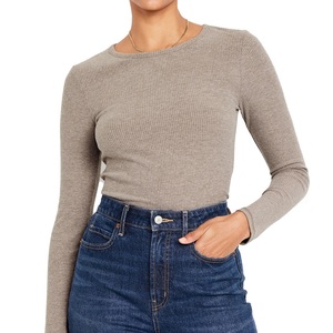 T-shirt pour femme au style décontracté, conçu pour un port relaxé avec un look raffiné et un attrait mode quotidien irrésistible - Product Image 2