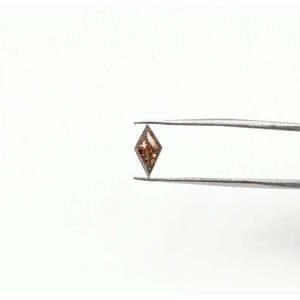 Diamante natural facetado con corte sal y pimienta, forma de cometa pequeña, 0.75 ct, 5-9.3 mm - Product Image 1