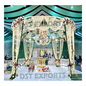 Elegante Decoración de Flores Blancas, Estructura Metálica para Mandap, Decoración Clásica de Flores Blancas para Boda, Mandap Moderno con Marco Floral Blanco, LONDRES - Product Image 1