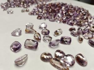 พลอยอะเมทรินธรรมชาติสองสี เมห์ราจูดิน เจมส์ คุณภาพ 100% น้ำหนัก 15-25 กะรัต แบบหลวม ผ่านการรับรองจากผู้ตรวจสอบอิสระ  เคลือบแว็กซ์/น้ำมัน สำหรับทำเครื่องประดับ - Product Image 5