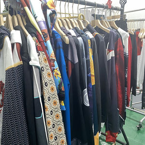 Venta al por mayor de jeans, camisetas, sudaderas, chaquetas y gorras de mezclilla de segunda mano en fardos de tallas mixtas para tiendas de segunda mano e importadores de ropa. - Product Image 3