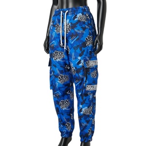 กางเกงผู้หญิงแบบมีซับในกันลม ผ้าโพลีเอสเตอร์ทอเนื้อเบา ลายพรางสีน้ำเงิน ดีไซน์กระเป๋าแบบคาร์โก้ ป้ายทอโลโก้แบบกำหนดเอง กางเกงผู้หญิง - Product Image 4