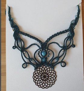 Collier micro macramé, vert émeraude, avec tampon en forme de rosette et perles en pierre naturelle tour de cou Labradorite, Moonsto - Product Image 2