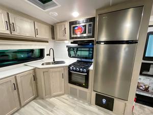 Caravane hybride moderne 4x4, camping-car confortable pour les voyages tout-terrain et le camping, utilisation en camion - Product Image 5