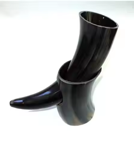 Corne à boire viking avec support en cuir, corne authentique de qualité alimentaire, tasse à boire viking, mug par Crescent Crafts - Product Image 1
