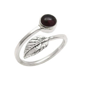 Bague en argent sterling 925 massif avec pierre précieuse grenat, bijoux bohèmes faits à la main, design ethnique délicat en forme de feuille pour femmes - Product Image 1