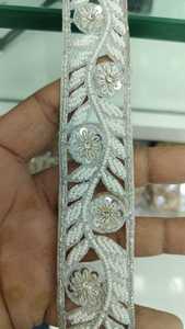 Artisanat vibrant fait sur mesure avec des lacets brodés multicolores ajoutant de la profondeur, de la beauté et des détails expressifs à votre style unique - Product Image 3