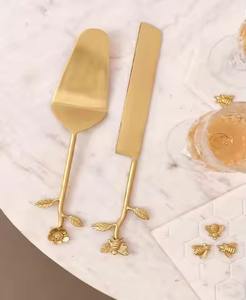 Ensemble de serveurs à gâteau en laiton avec une poignée élégante ornée d'une chaîne de cœurs dorés, parfait pour les mariages romantiques - Product Image 3