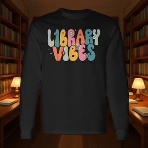 T-Shirt a Maniche Lunghe Retrò Stile Biblioteca Scolastica, Maglietta con Vibrazioni Bibliotecarie per Uso Promozionale - Product Image 3