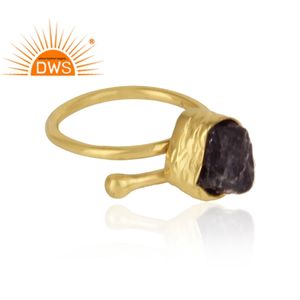 Dernière création artisanale : Bague empilable en or 18 carats plaqué or avec pierre précieuse naturelle Iolite brute – Fabricant de bijoux demi-fins - Product Image 3