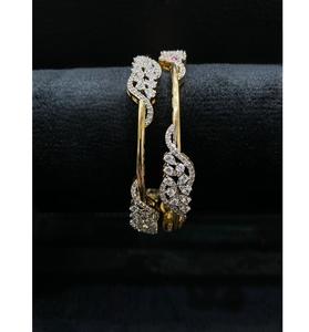 Juego de Dos Brazaletes de Diseño Premium con Piedras de Circonita Cúbica en Tono Dorado, Colección para Bodas y Fiestas, para Mujeres y Niñas - Product Image 1