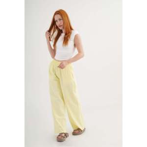 Pantalon Lustrin pour femme, jaune, 100 % coton, taille élastique, avec détail à l'ourlet et poches, pour commandes en gros - Product Image 3