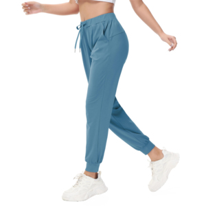 Pantalon de survêtement pour femme fabriqué en tissu durable avec une finition douce, cravate à la taille réglable pour vous donner un ajustement personnalisé avec style - Product Image 4