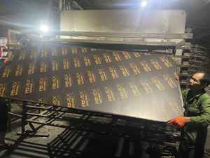 ฟิล์มไม้อัดไม้อัดสำหรับงานก่อสร้างโรงแรม fomex แกนสีน้ำตาลดำเกรด E0เกรดสูงที่ทันสมัย - Product Image 3