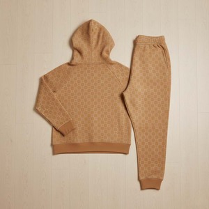 Ensemble de survêtement de luxe personnalisé en velours et coton pour femme, comprenant un sweat à capuche et un pantalon de survêtement moulant court, deux pièces - Product Image 2