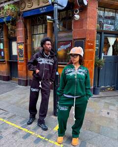 OEM Custom Heavyweight Sweatsuits Deux Pièces en Détresse Broderie Écusson Gym Shorts et Acid Lavage Strass Hoodie Ensembles pour Hommes - Product Image 5