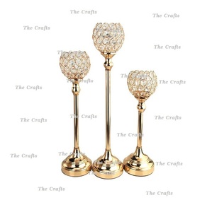 Juego de candelabros de metal y cristal de color dorado de tres candelabros de diferentes tamaños para uso en bodas y eventos - Product Image 1