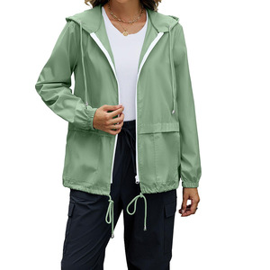 Vêtement de randonnée imperméable confortable et tendance, veste à capuche, combinaison de pluie pour femmes, fabricant de vêtements de qualité supérieure - Product Image 1