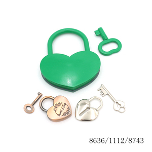 Venta al por mayor de candado de amor en forma de corazón pequeño vintage dorado antiguo de aleación de zinc con logotipo personalizado con llave - Product Image 6