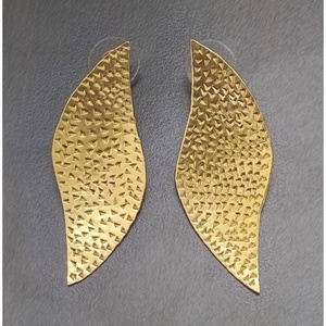 Boucles d'oreilles Huggie en laiton faites à la main, plaquées or, design vintage avec pendentif, pour mariages et soirées, avec accents de perles et de diamants - Product Image 4