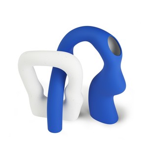 Jarrón Minimalista de Cerámica con Siluetas Intrincadas, Jarrón de Mesa Blanco y Azul Hecho a Mano para Decoración del Hogar - Product Image 1