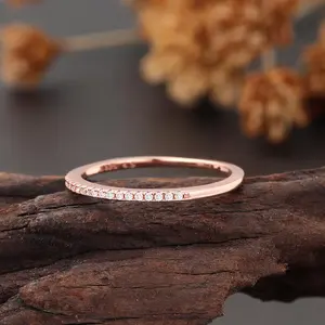 Anillo de Acero Inoxidable con Moissanita de Media Eternidad Apilable y Micro Pavé, con Diseño Exclusivo para Cada Ocasión - Product Image 6