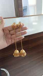 Boucles d'oreilles Jhumki traditionnelles de Cachemire haut de gamme pour femmes, avec pampilles et détails en forme de cloche, accessoire ethnique indo-occidental affirmé - Product Image 4