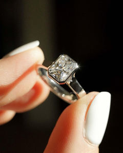 Anillo de compromiso de moissanita minimalista de corte radiante de 1,25 Ct para mujer, conjunto de bisel, anillo de piedras preciosas alargadas de hielo triturado - Product Image 4