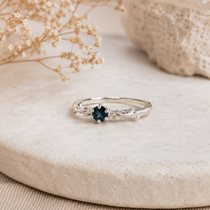 Anillo de Topacio Azul de Londres con diseño de viña, banda inspirada en viñas con gemas facetadas, Plata de Ley 925, Piedra de nacimiento de diciembre, Ligero y apilable - Product Image 2