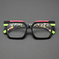 Lunettes en acétate multi-tons à monture carrée avec barre supérieure contrastante et embouts de branches au design unique