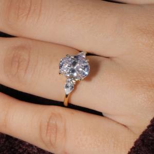 Bague Moissanite en diamant blanc massif 14K avec or jaune 4.5 carats 8x12mm taille ovale certifiée IGI pour mariage ou fiançailles - Product Image 5