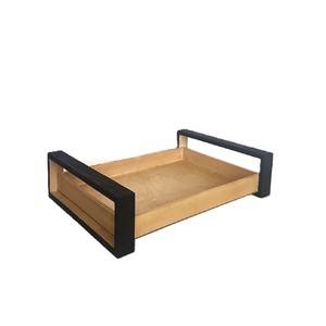 Nouveau plateau de service en bois avec logo personnalisé en gros tendance fait à la main avec surface polie naturelle et poignées en métal solides - Product Image 5