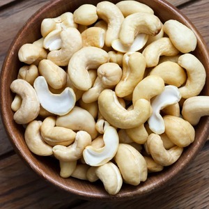 เม็ดมะม่วงหิมพานต์อบออร์แกนิกเกรดพรีเมียมสำหรับอาหารและเครื่องดื่ม - Product Image 1