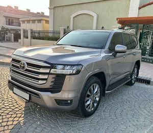 Toyota Land Cruiser GXR 2024, motor de gasolina V6 de 4.0L, transmisión automática de 6 velocidades y capacidad para 7 pasajeros. - Product Image 1
