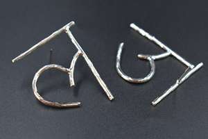 ต่างหูแบรนด์ดีไซเนอร์ใหม่ล่าสุดปี 2025 เครื่องประดับหรูหรา ตัวอักษรภาษาฮินดี ชุบทอง สำหรับผู้หญิง - Product Image 4