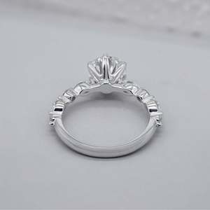 Anillo de Compromiso de Corte Redondo con Banda de Diamantes Pavé de 6 Puntas, Elegantes Anillos de Diamantes - Product Image 5